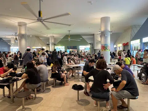 在榜鹅海岸熟食中心内用餐的人当中，藏着多少名富豪？