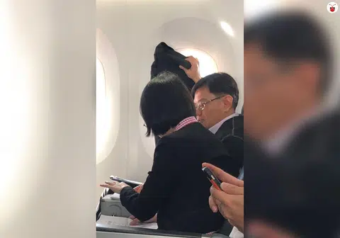 我国财政部长王瑞杰昨天搭乘酷航航班从新加坡飞往南京。（同机乘客提供）