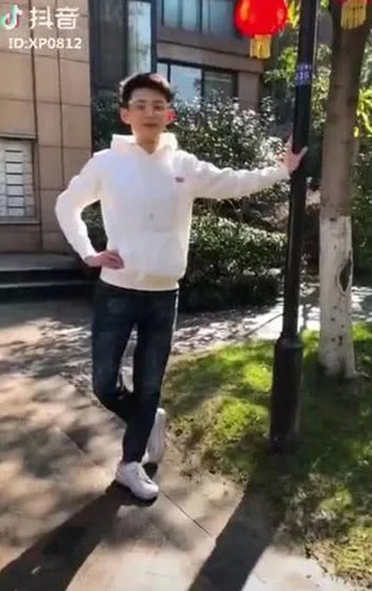  Pose（一）：扶不扶？有墙扶墙、有灯柱扶灯柱、有树扶树。记得叉腰才更有气势。（互联网） 