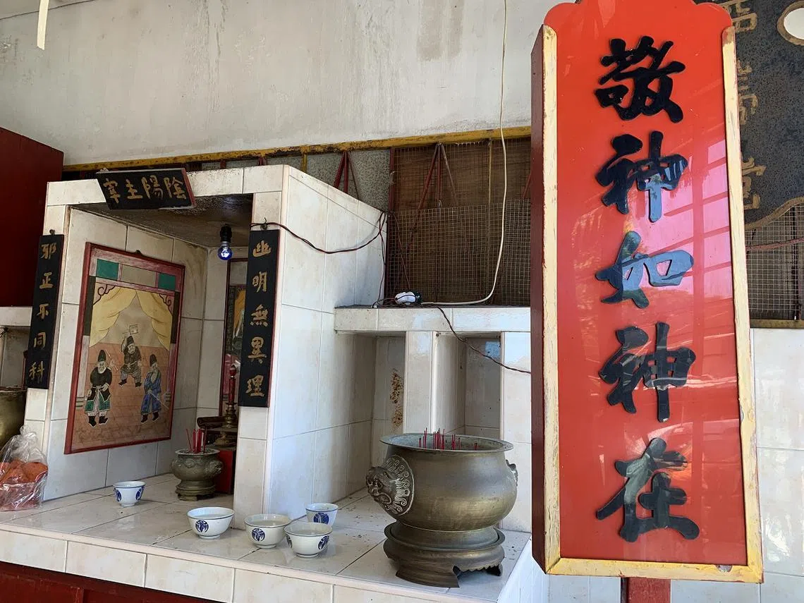 芽笼三巷的地契也将在年底到期。由于经费不足，益善堂已经无法在土地昂贵的新加坡找到新址，于是决定将庙宇的神像都搬迁到120公里外柔佛峇株巴辖的万灵寺。（蔡家增摄）