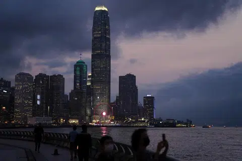 由于香港长时间采取严格的防疫措施，一些外资企业已有把总部迁往其他国家的打算。（路透社）