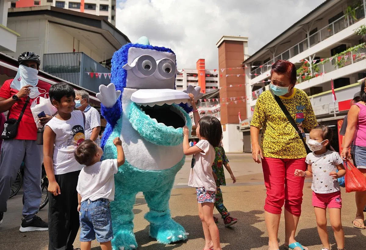 新加坡公众在MEETUP@494咖啡店外，与公共卫生理事会的吉祥物互动。（联合早报）