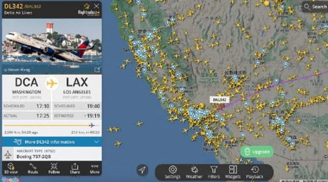 地图上会显示天上飞的各种飞机。选中你想查询的那一架（图中红色小飞机），就能获得详细的航班信息，并在地图上看到它的实时飞行轨迹（图中紫线）。(互联网）