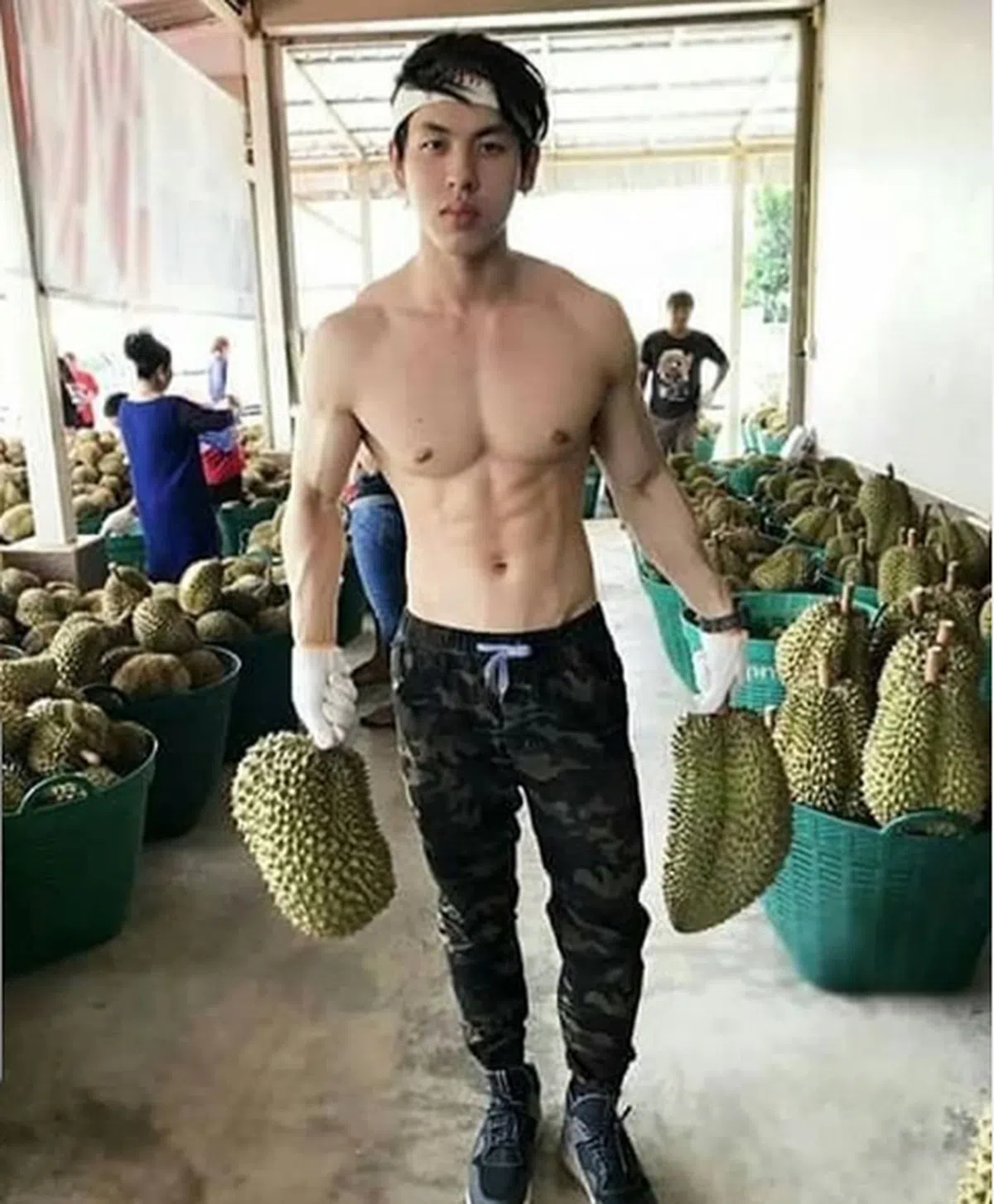  标记来自泰国的小哥，虽然腹肌还不是很发达，但皮肤白皙，手臂线条好看，是不少人喜欢的“小奶狗”型。 