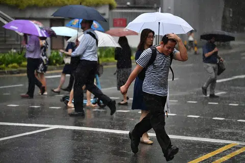 建国之路走了60年，风雨不断，新加坡的命运多变，就像热带的雷阵雨，说来就来，大雨时，撑雨伞也是一身湿透。（海峡时报）