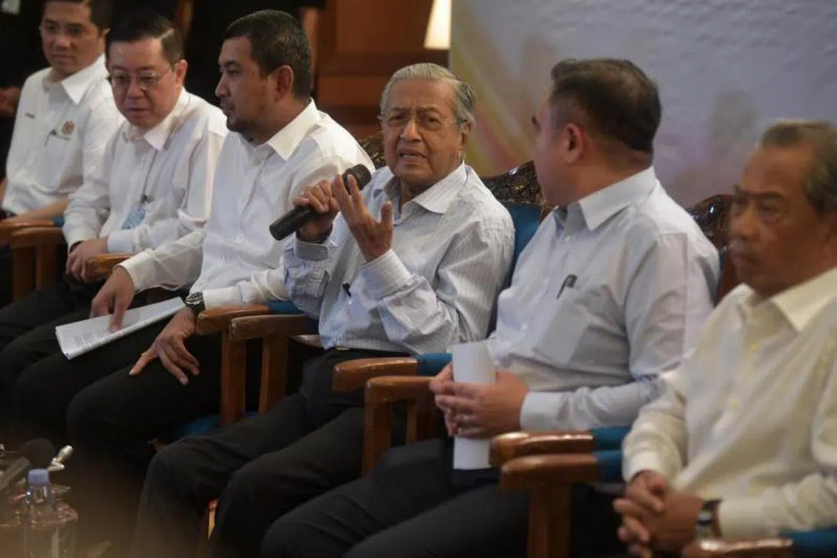  时任首相马哈迪大砍新柔地铁计划成本。（海峡时报） 