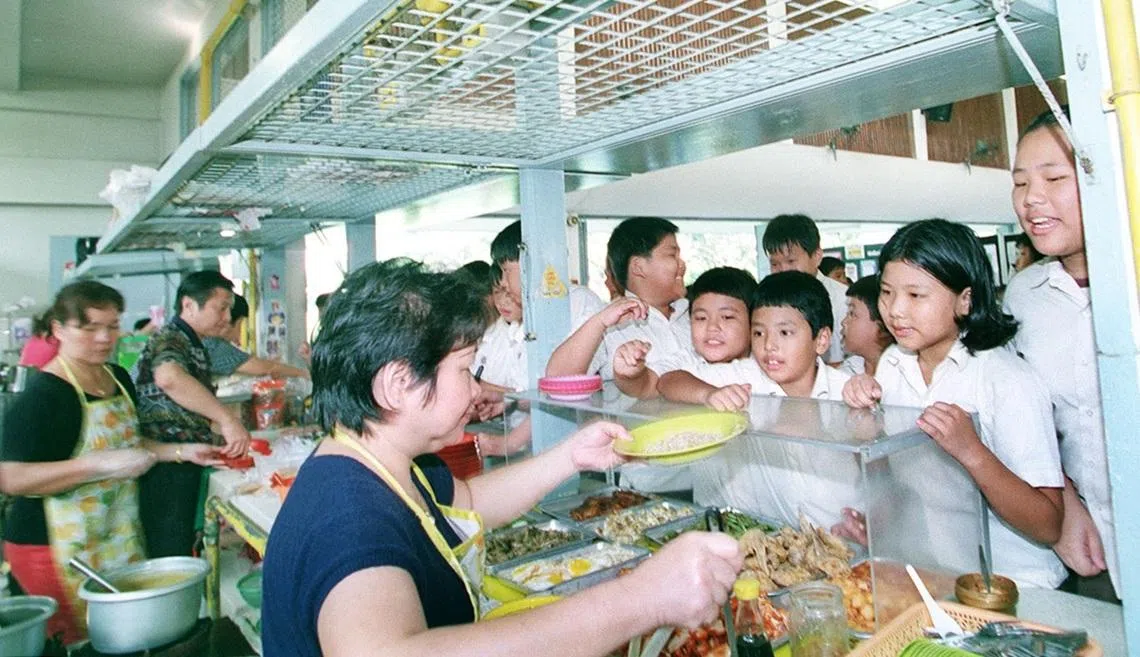 摊位前不管有多少饥肠辘辘的学生，摊主们都能喂饱他们。