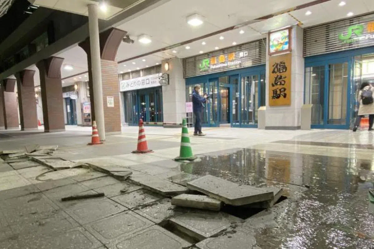 地震后，铁道福岛站前的人行道地板都翘起。（法新社)