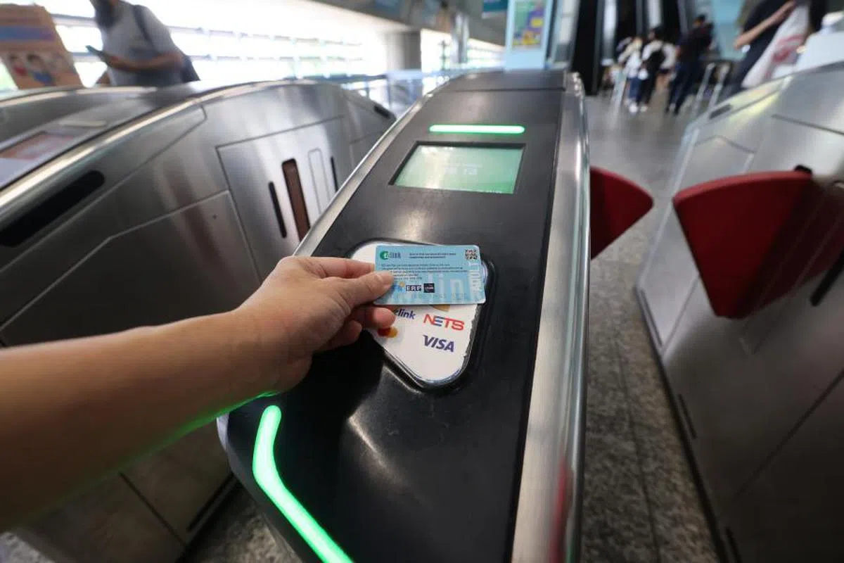 对于不善使用手机的乘客而言，无法直接从阅卡器查看新易通的车资和余额，形同“开倒车”。（联合早报）