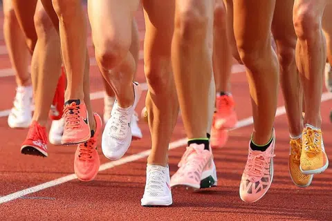 “旧鞋新未来”（Others see an old shoe. We see the future）活动以每年回收17万双旧运动鞋为目标，希望推动循环经济，减少垃圾。（法新社）
