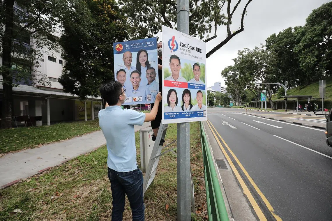 2020年新加坡大选立在路旁的竞选广告。（联合早报）