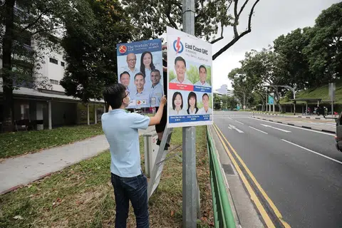 2020年新加坡大选立在路旁的竞选广告。（联合早报）