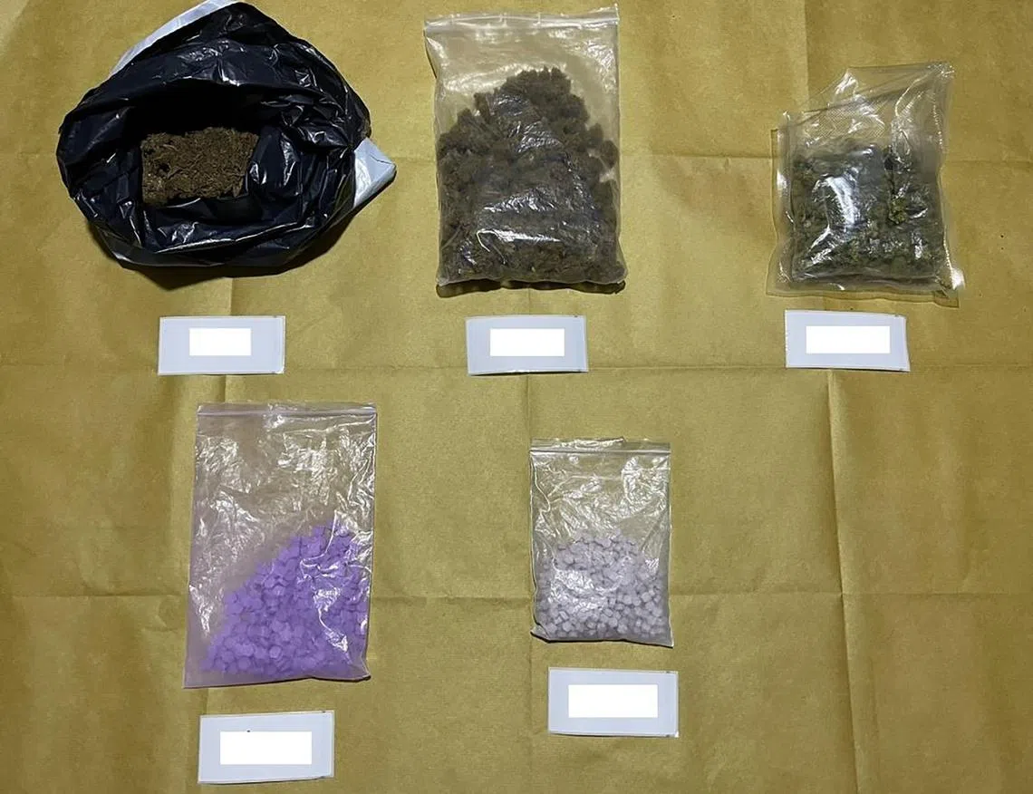 中央肃毒局在1月的行动中起获的毒品，包括大麻和“爱它死”。（中央肃毒局提供） 