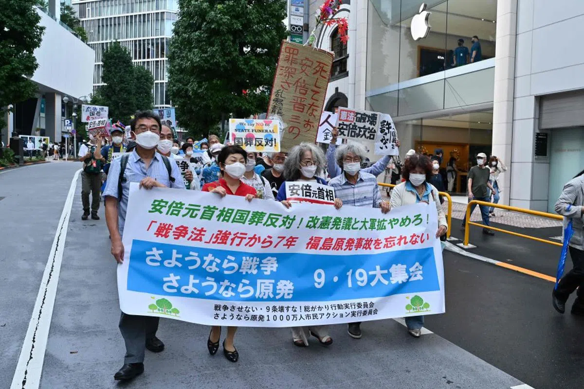 日本民众在东京展开集会，反对举行国葬。（法新社）
