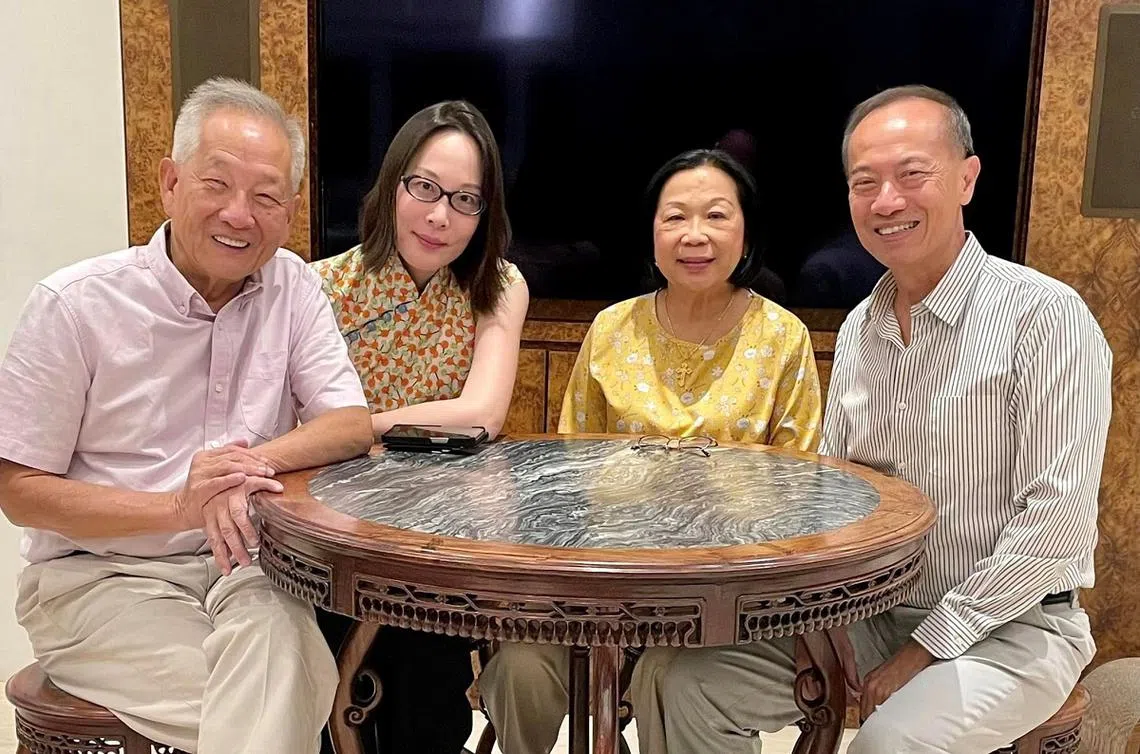 杨荣文（右一）是本届总统选举准候选人之一黄国松（左一）的品行推荐人。图为两人本月初的合照，黄国松的未婚妻刘以真（左二）及杨荣文的妻子梁利平也在场。（取自杨荣文脸书）