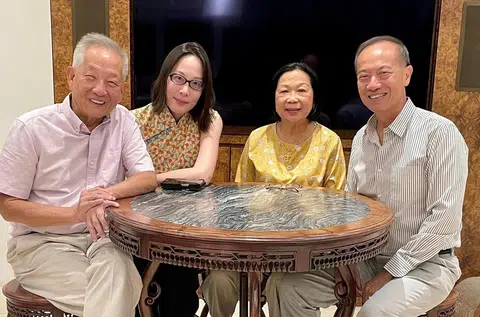 杨荣文（右一）是本届总统选举准候选人之一黄国松（左一）的品行推荐人。图为两人本月初的合照，黄国松的未婚妻刘以真（左二）及杨荣文的妻子梁利平也在场。（取自杨荣文脸书）