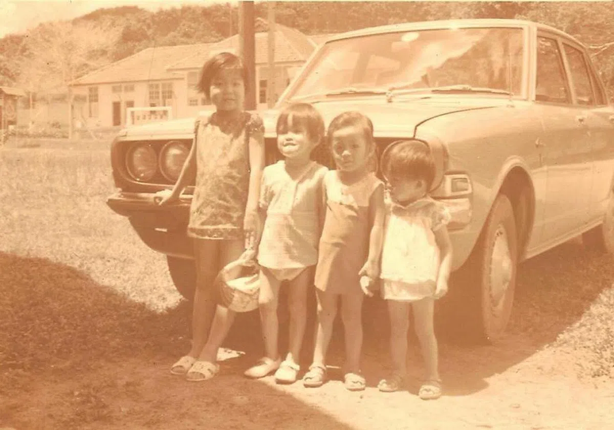  很有主张的提着小包包准备去拜年收红包。（作者提供） 