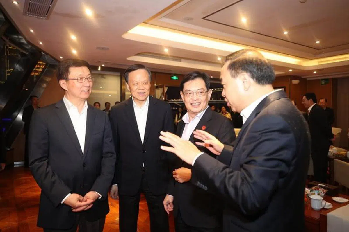  游江的船内装修得十分舒适，王瑞杰（右二）与韩正（左一）、陈敏尔（左二）和唐良智（右一）用过晚餐后在船上愉快交谈。（王瑞杰面簿） 