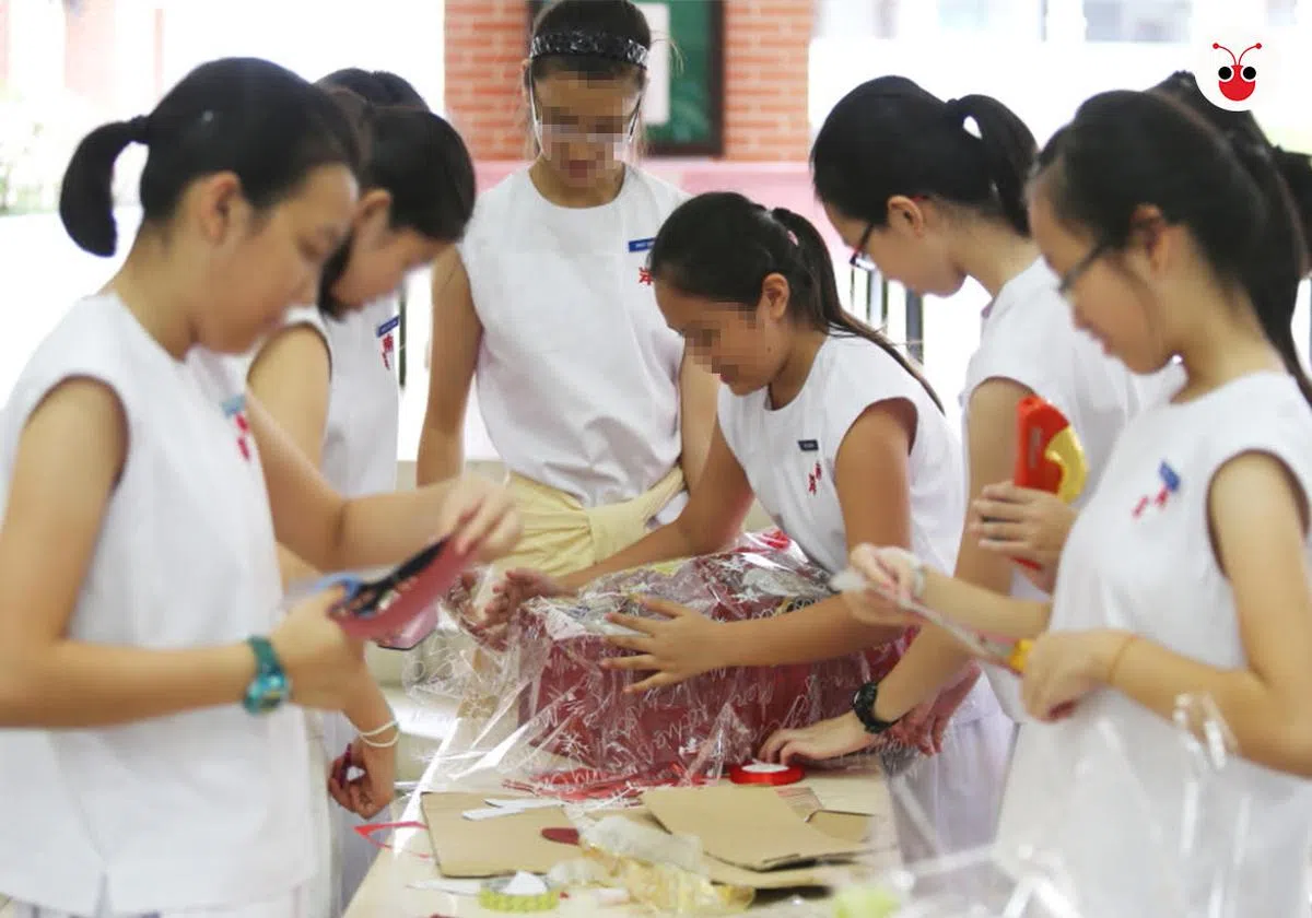  南中校服是白色且无袖的。据老校友反映，布料也比较薄，所以要穿白色或肉色的内衣才不会太显眼。（互联网） 