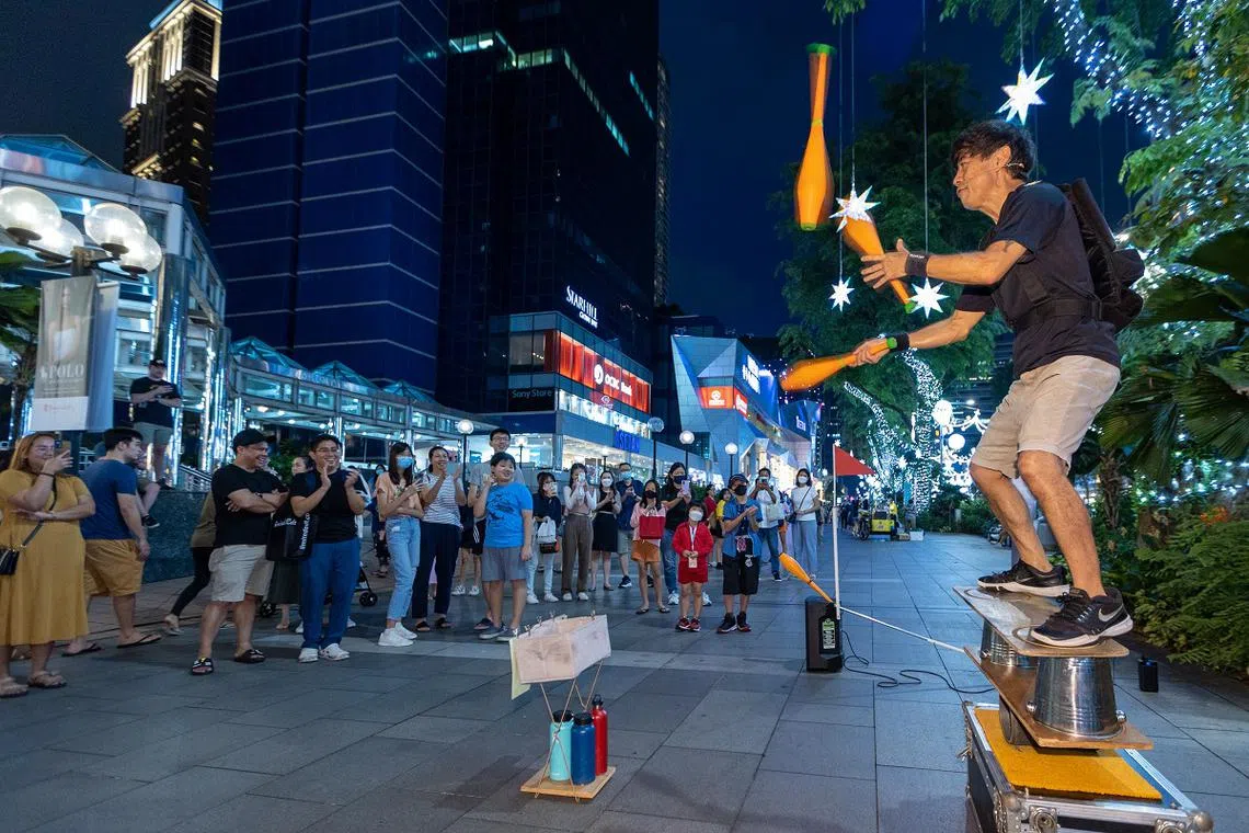 本地街头艺人、杂技表演者黄循喜以街头表演谋生。（联合早报）