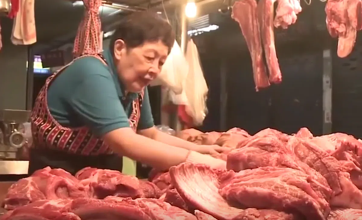  采婕奶奶因久站，脊椎状况每况愈下。（视频截图 互联网） 