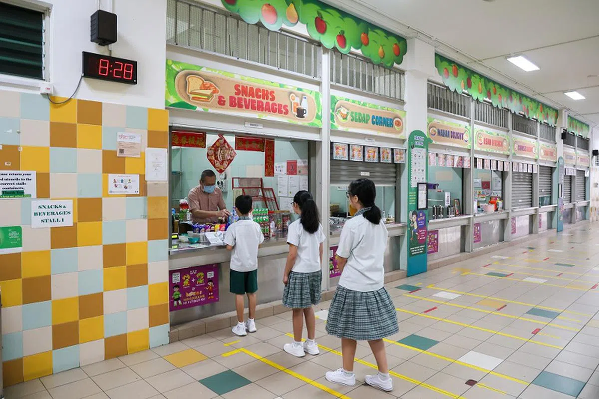 学者指出，新加坡自上世纪60年代起，就出现更多学府转为男女混合学校的现象。（联合早报）