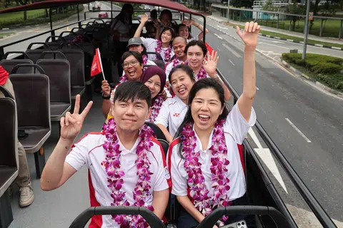 新加坡团队从巴黎残奥会回国后，于9月14日乘坐敞篷巴士，在市区内进行庆祝游行。（联合早报）