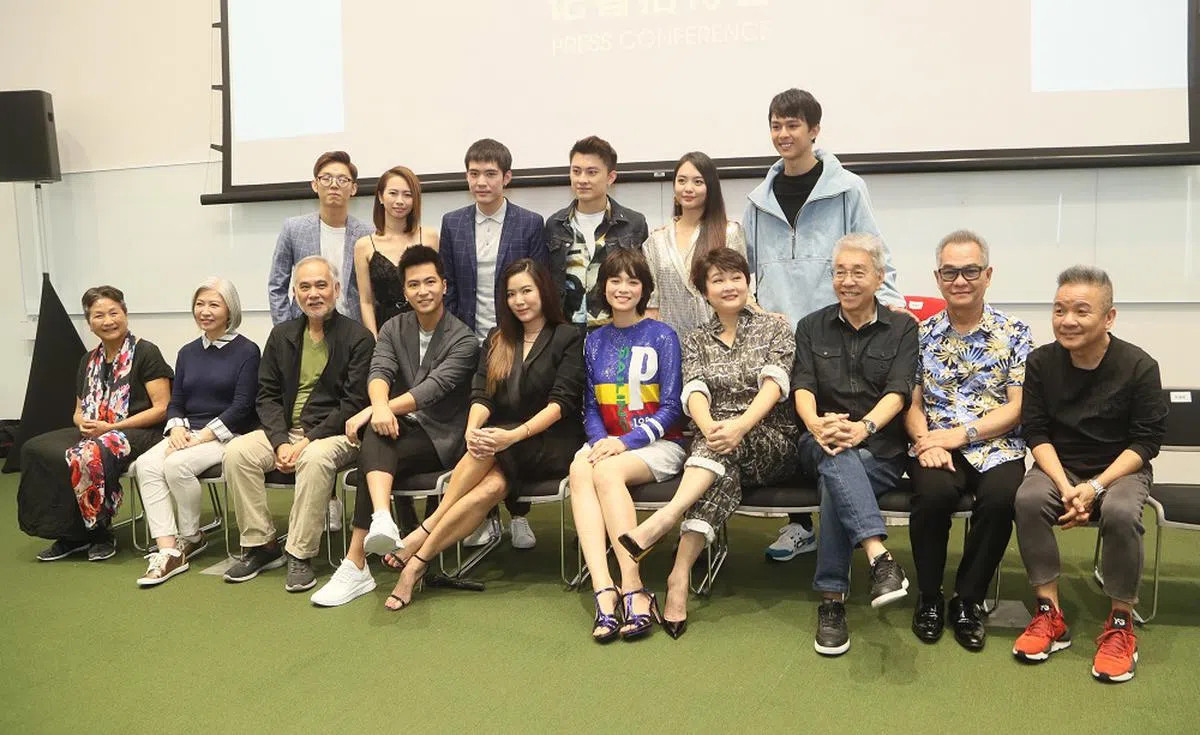 郑佩佩（前排左一）与长寿剧《老友万岁》的演员于2019年合影。（联合早报）