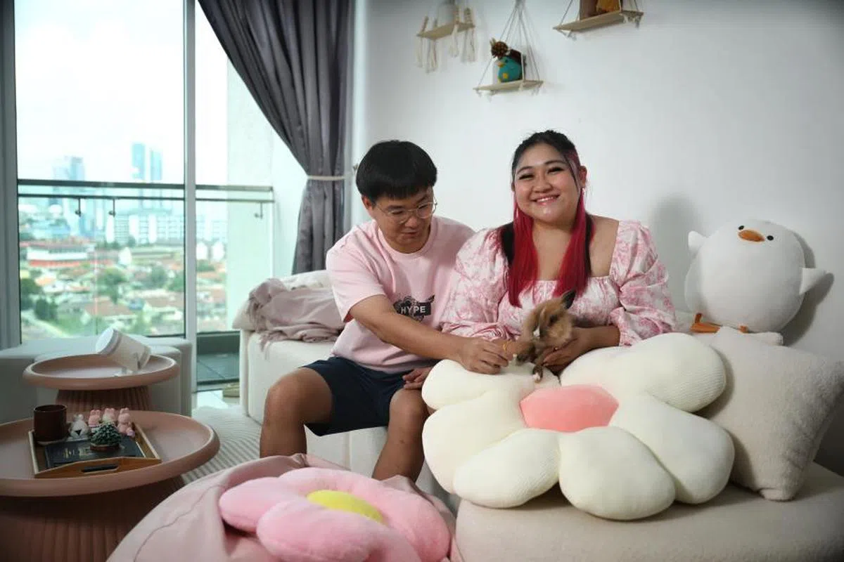 Justin Yeong（左）和Niki Lee（右）选择在新山租房一圆两人同居的梦想。（海峡时报）
