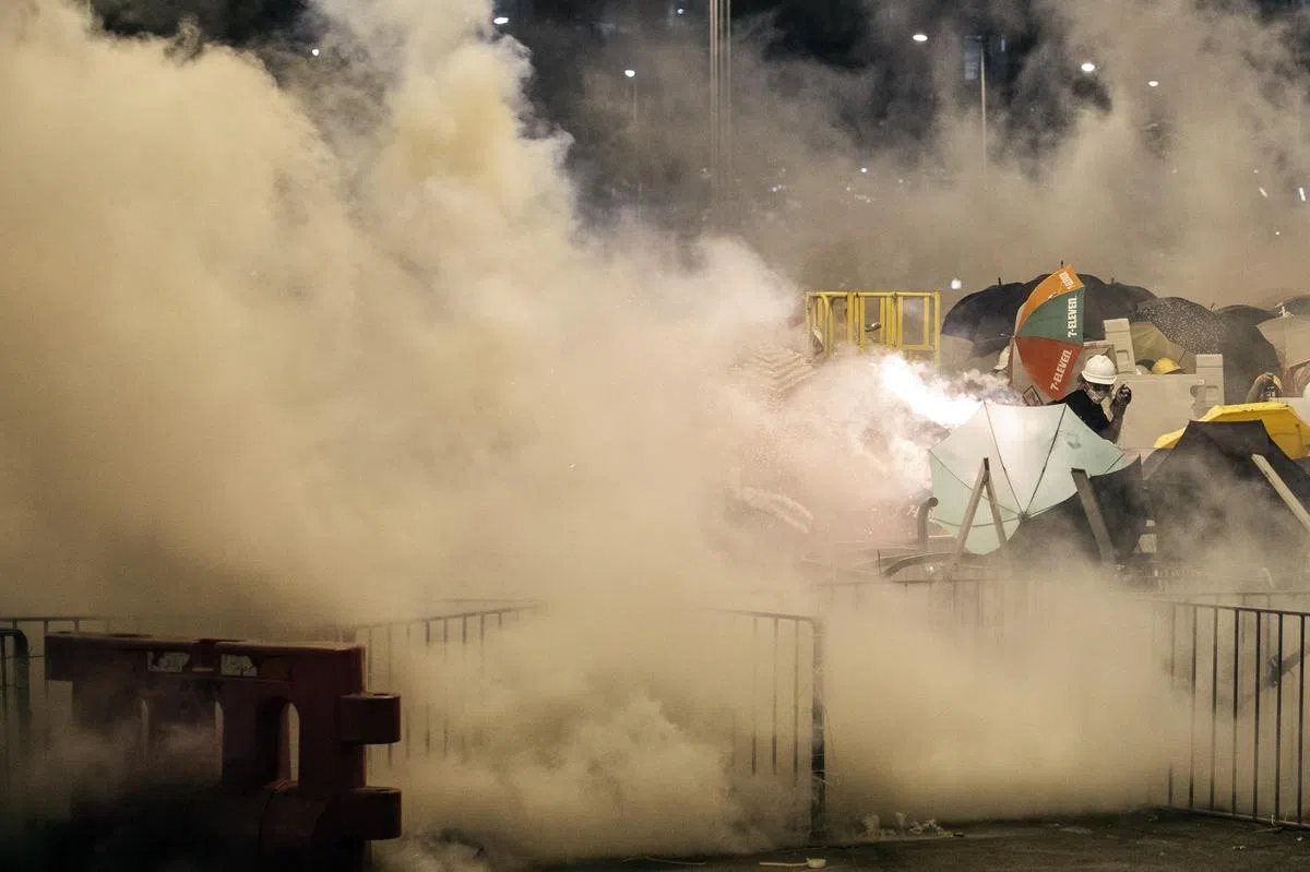  警方发射催泪弹。（彭博社） 