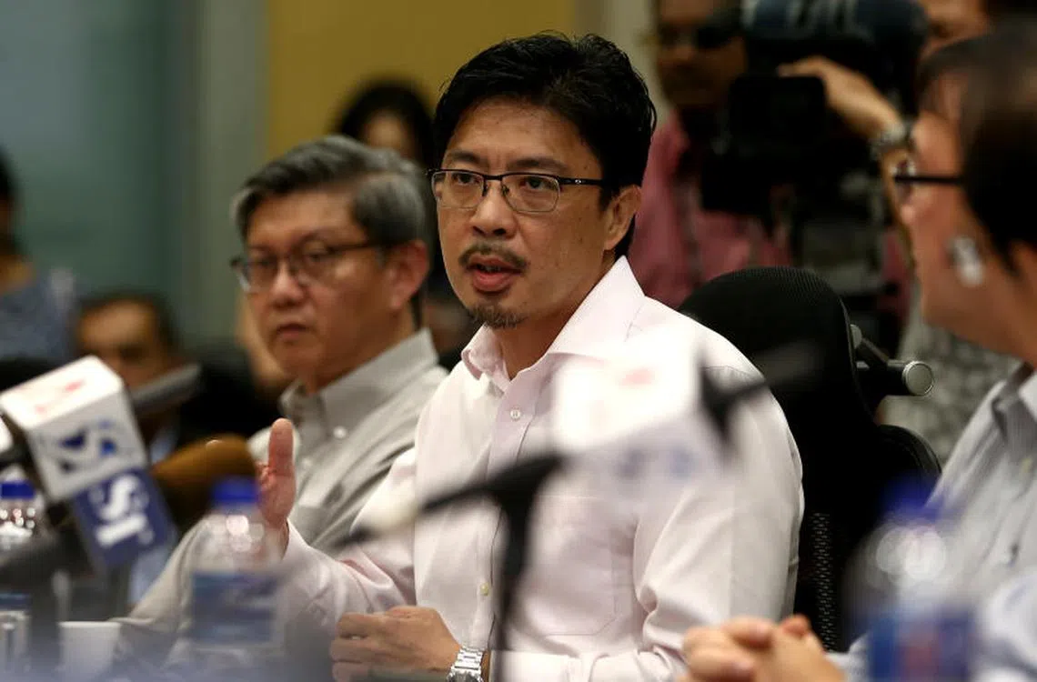 去年11月两列地铁列车在裕群站碰撞后，揭育文（中）是出席记者会的SMRT高管之一。（海峡时报）