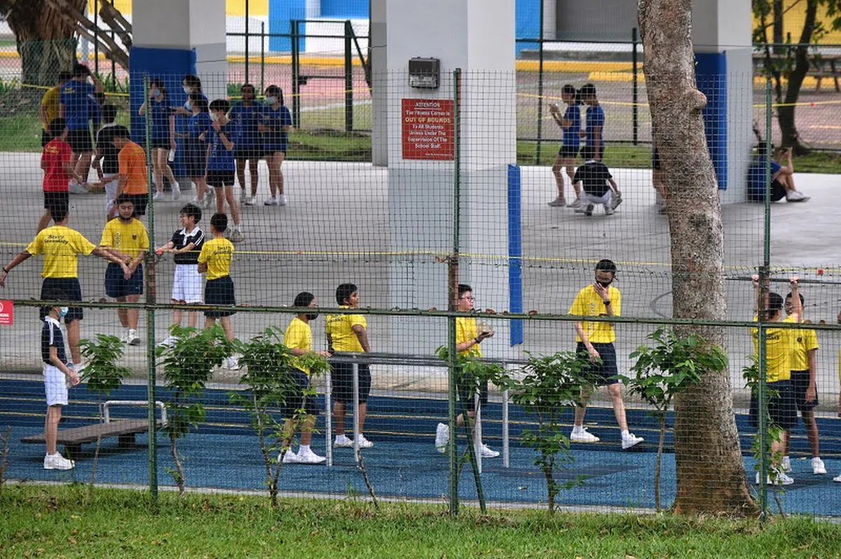 从2017年至2021年，过重的学生人口从13%增至16％。图为本地中学生上体育课。（海峡时报）