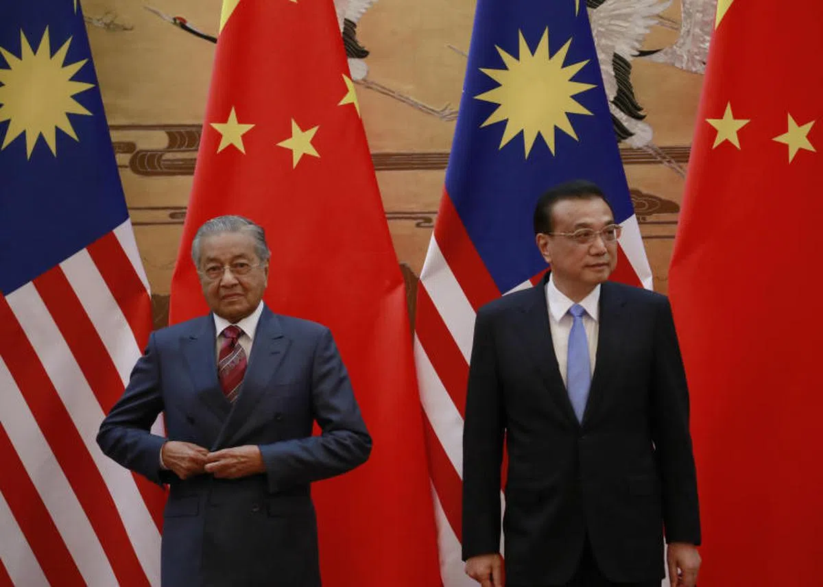  马来西亚首相马哈迪（左）2018年8月在中国进行正式访问时，与中国总理李克强会面。（法新社） 