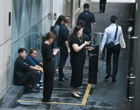 位于乌节路的吸烟区。（新明日报）