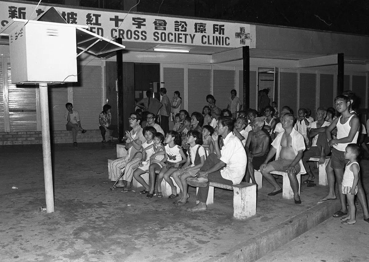 1974年，民众聚集在金声联络所户外看电视。那一年，新加坡的所有民众联络所取消了晚上10点半就关电视省电的做法，允许民众一直看电视看到午夜时分。（海峡时报）
