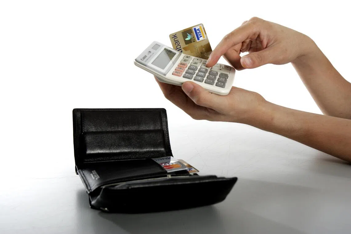 （示意图）逾期支付卡债很快就会利滚利债台高筑。