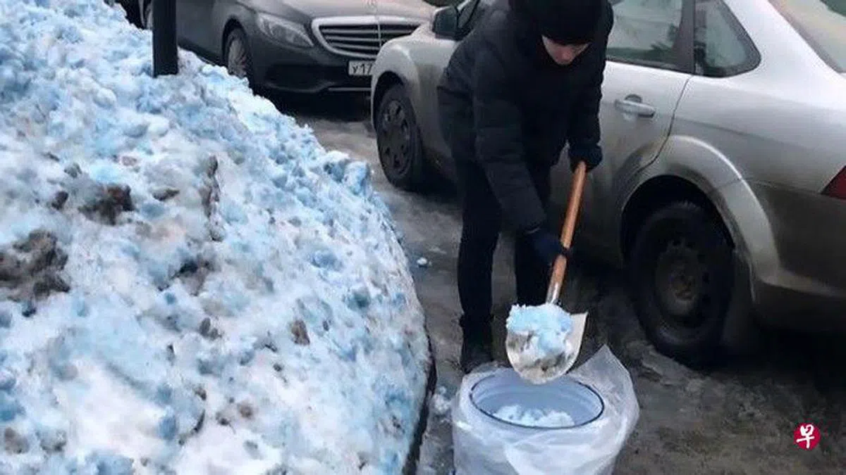  俄罗斯圣彼得堡（St Petersburg）近日被一片蓝白色的雪覆盖，当地居民无不感到惊恐，担心奇怪景象是因为化学物质的污染（每日邮报） 