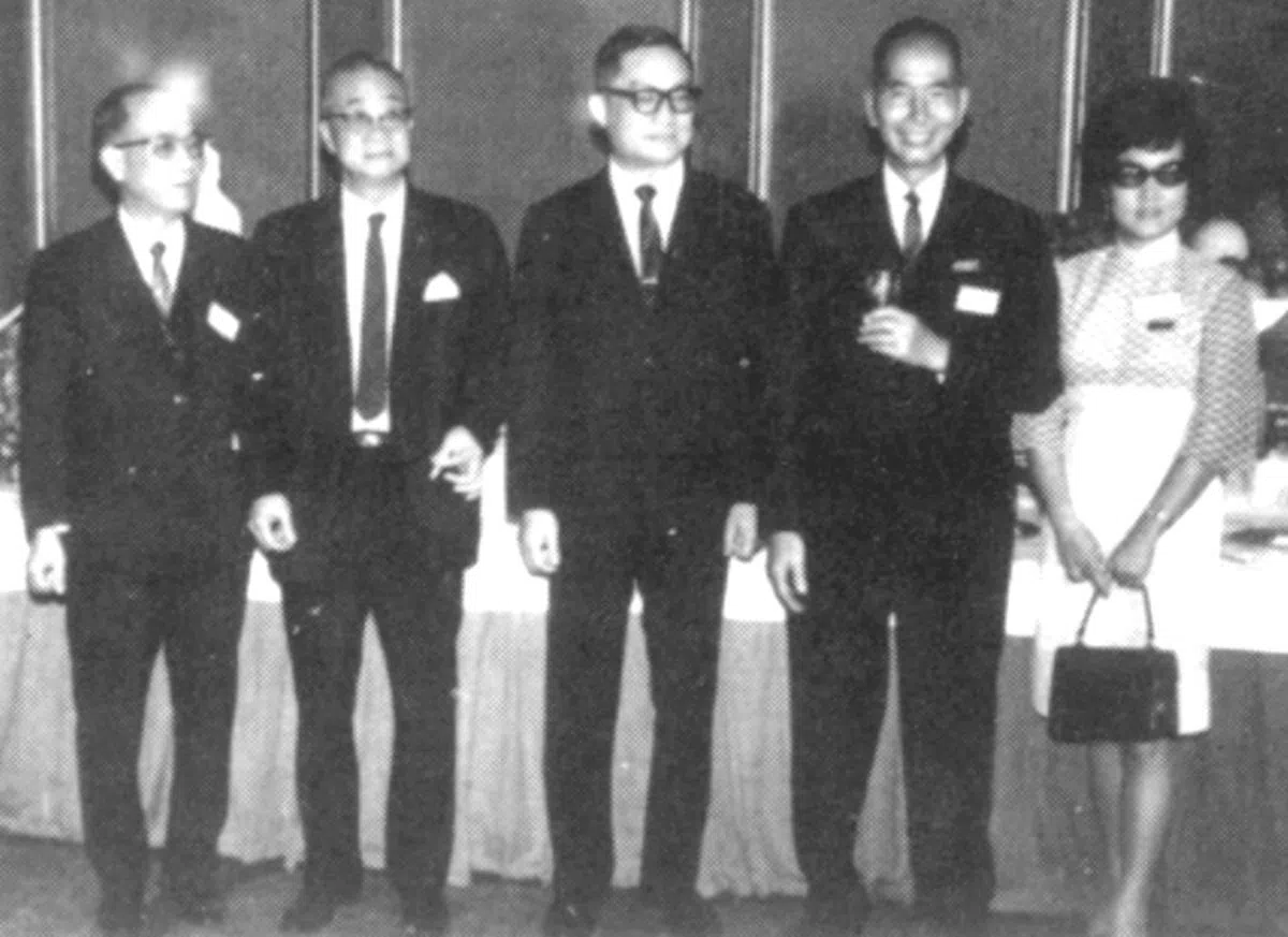  《新明日报》创刊酒会上，中间为社长金庸，右二为董事主席梁润之，左一是督印人潘洁夫。（《新明日报40年典藏书·重新发现》） 