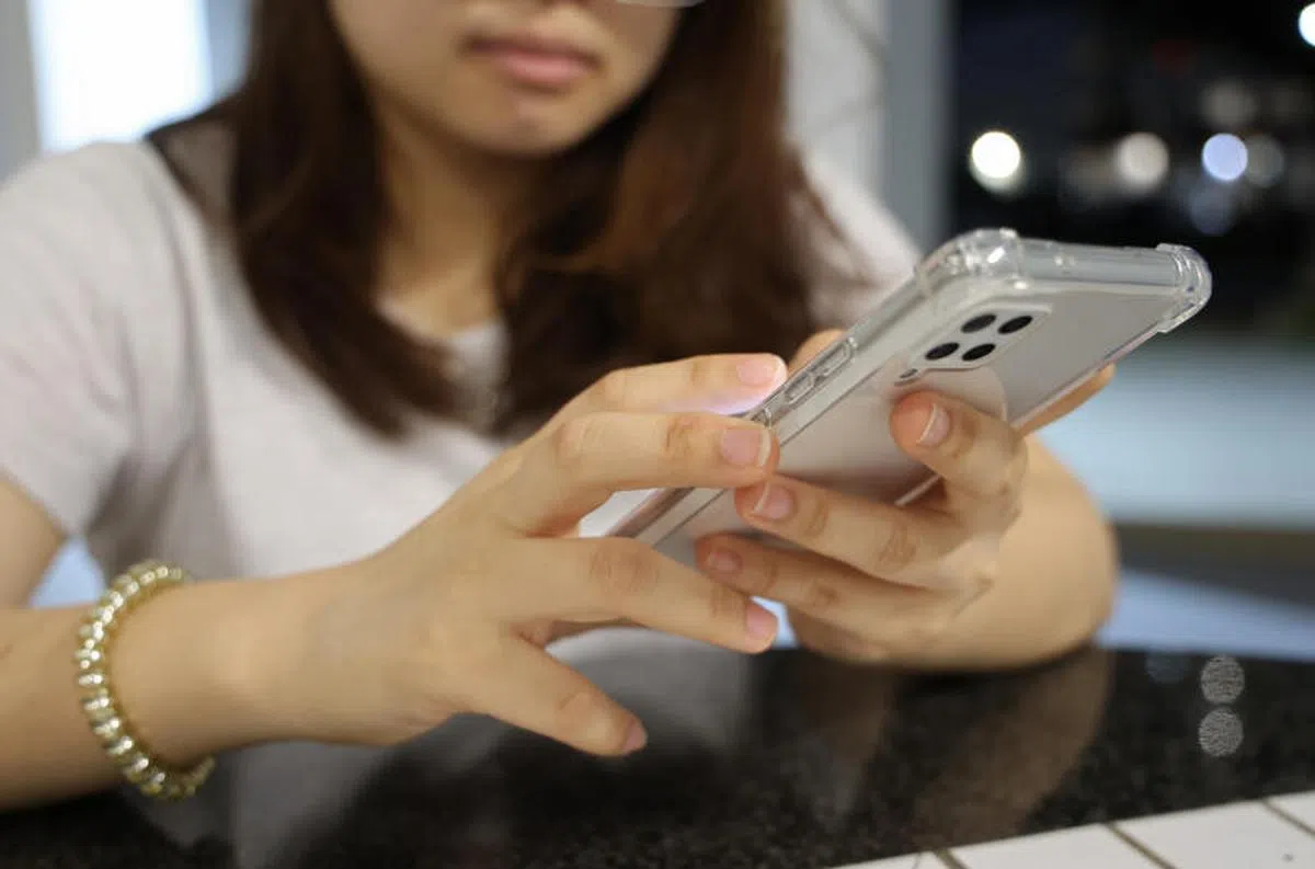 很多男女谈恋前喜欢以传短信的方式先了解彼此。（新明日报）