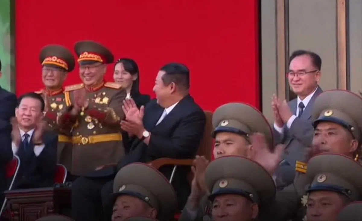 观众席上笑得合不拢嘴的金正恩。（朝中社）