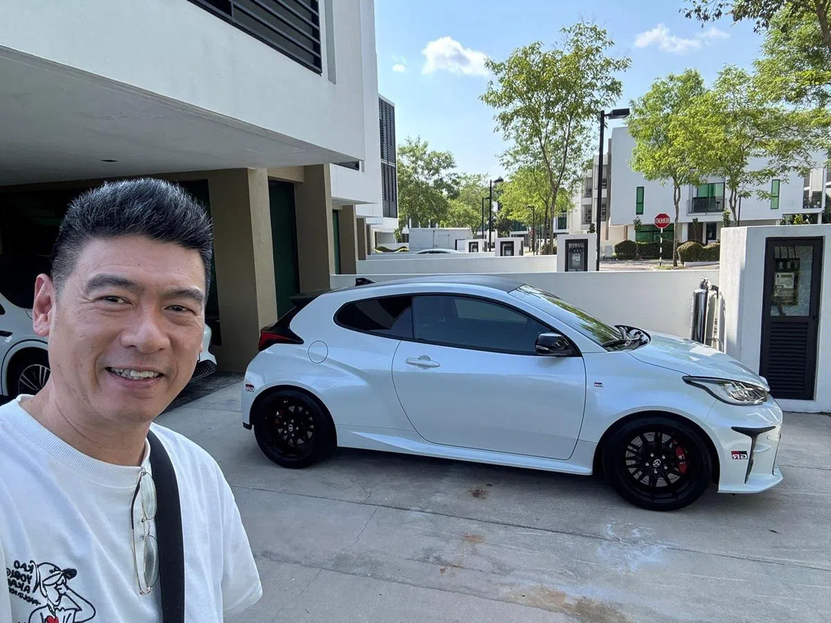 Kelvin Kok和“小老婆”合影。 （Kelvin Kok提供）