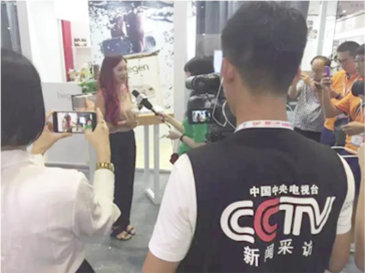 曾毓文接受央视记者采访。（互联网） 