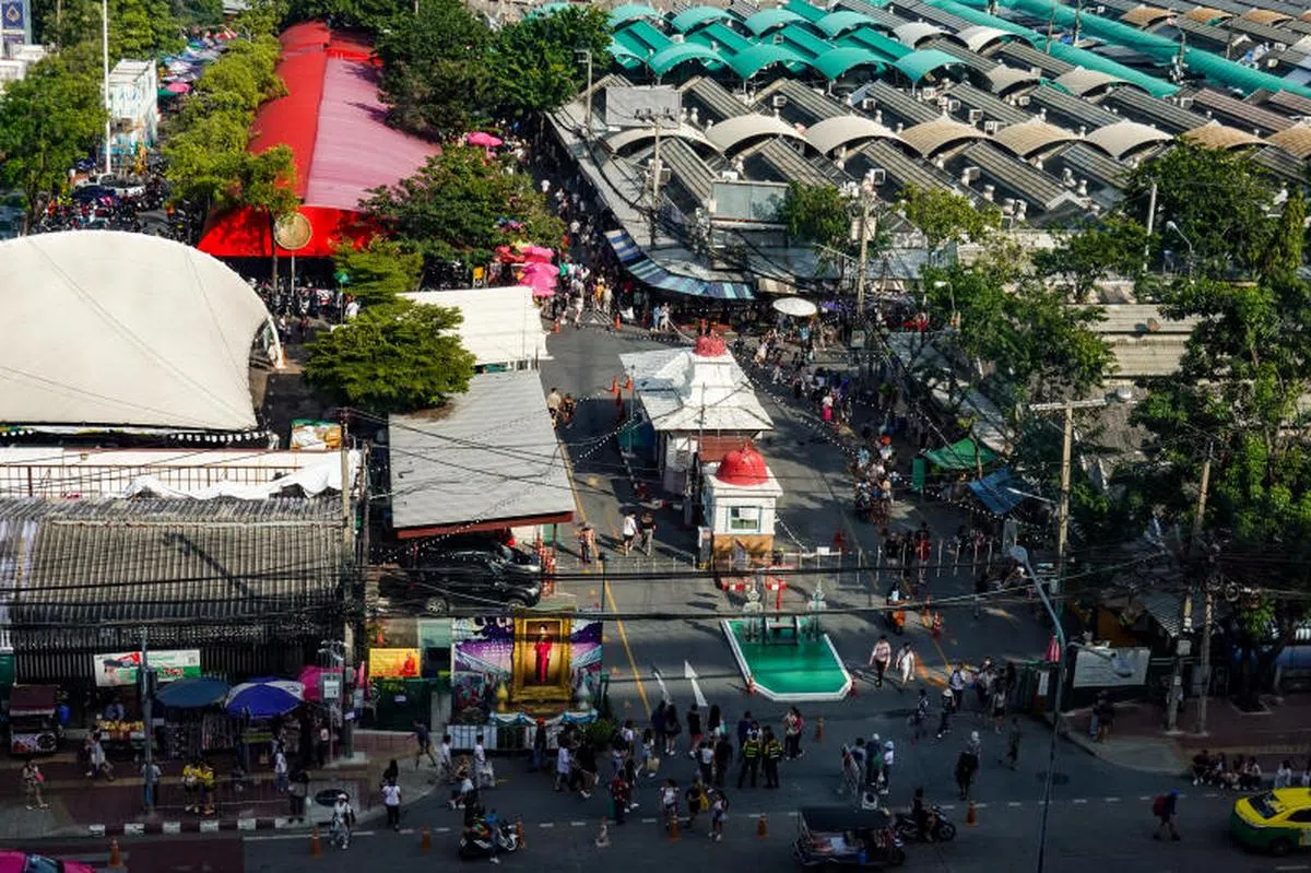 有1万5000个摊位的乍都乍市集（Chatuchak）是游客在泰国曼谷必游的景点之一。（联合早报）