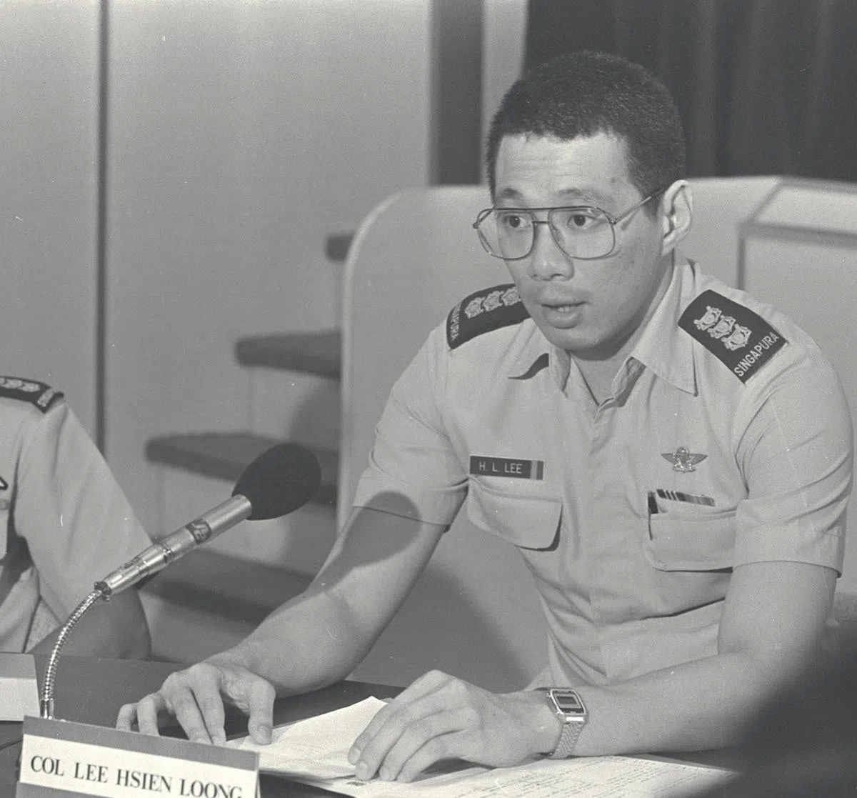 1983年1月29日傍晚6时，世界贸易中心旁的渣甸码头发生缆车意外。花柏山与圣淘沙之间的缆车电缆被一艘探油船的高塔钩住，导致两部缆车车厢脱轨掉入海中，酿成7死1伤的惨祸。另有5部车厢因电流中断将13名乘客困在半空，情况危急。当时负责指挥救援行动的，是武装部队助理总参谋长李显龙上校。（海峡时报）