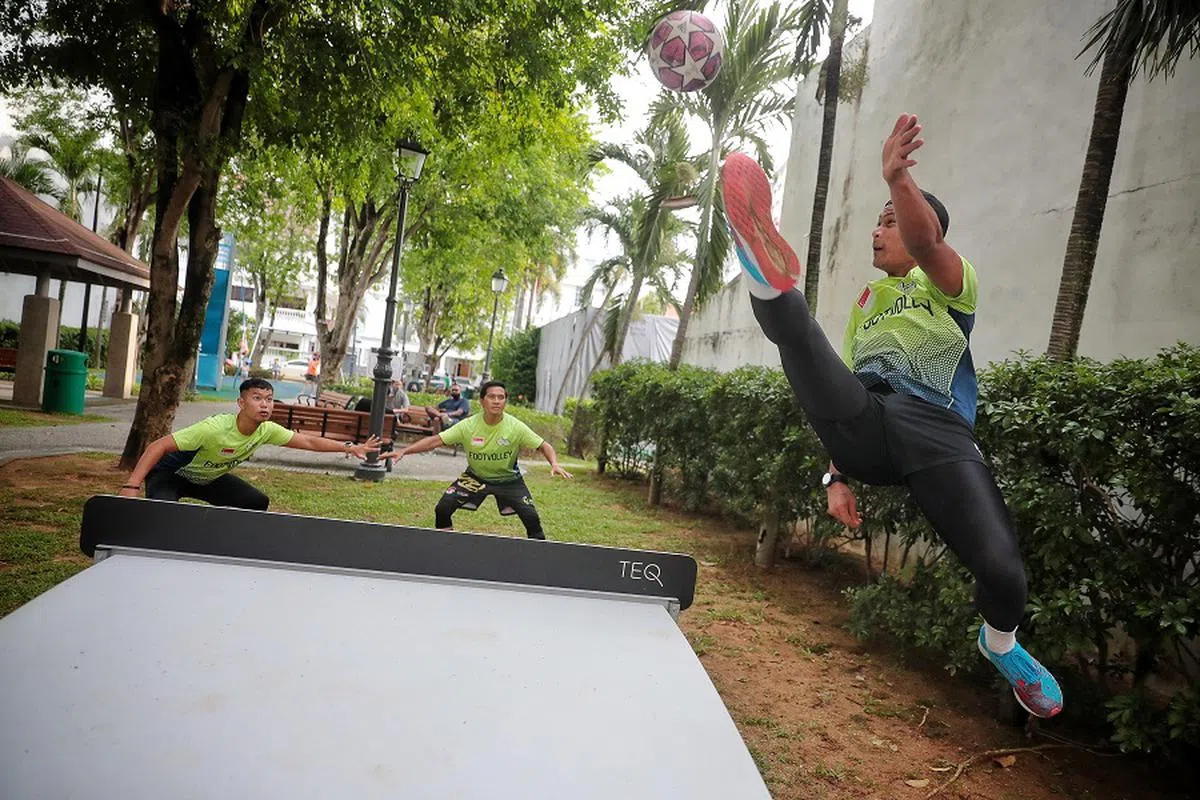 这一招，像不像足球前锋的倒挂金钩？（海峡时报）