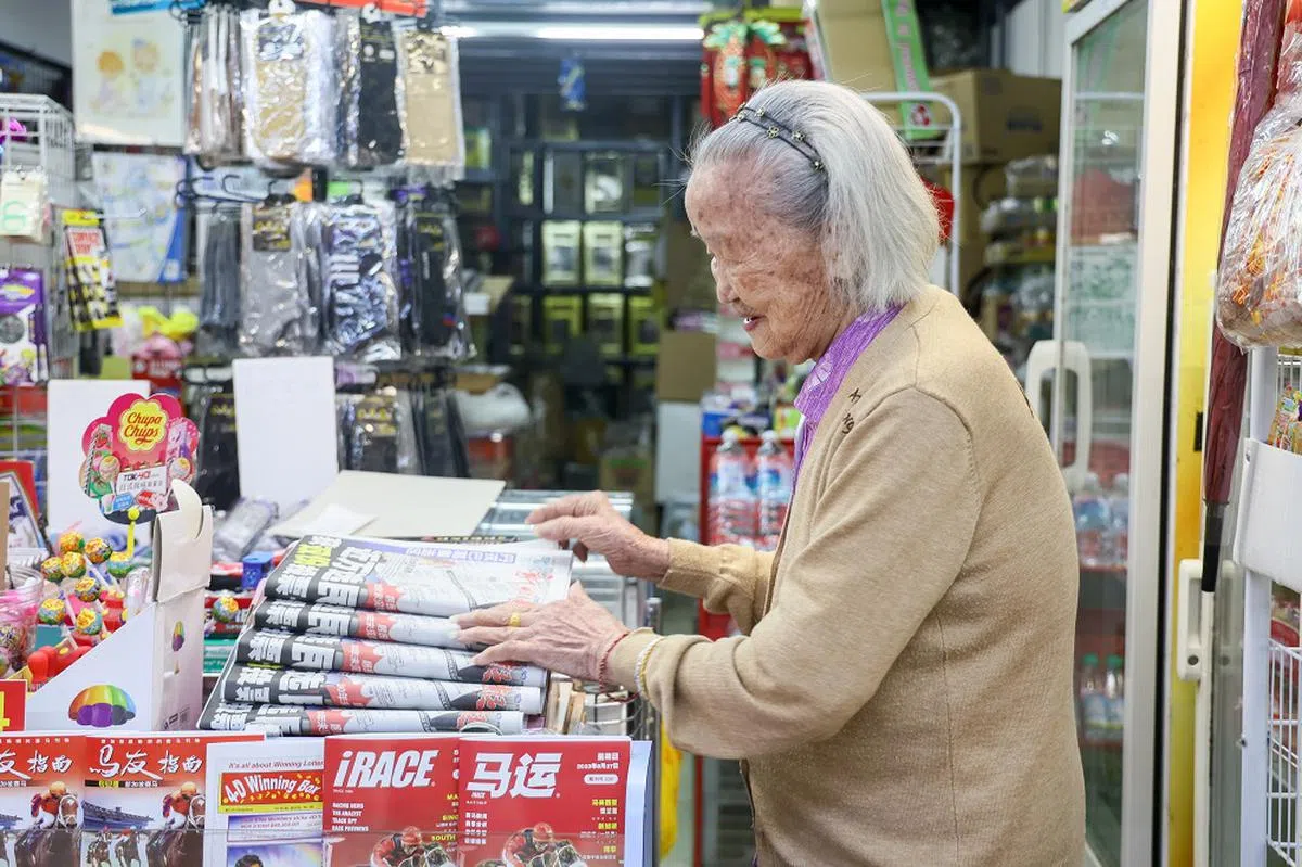 今年100岁的施珠云是新加坡的1500名人瑞之一，她每天仍坚持到美世界中心打理家族的杂货店，帮顾客结账时也不靠计算机。（联合早报）