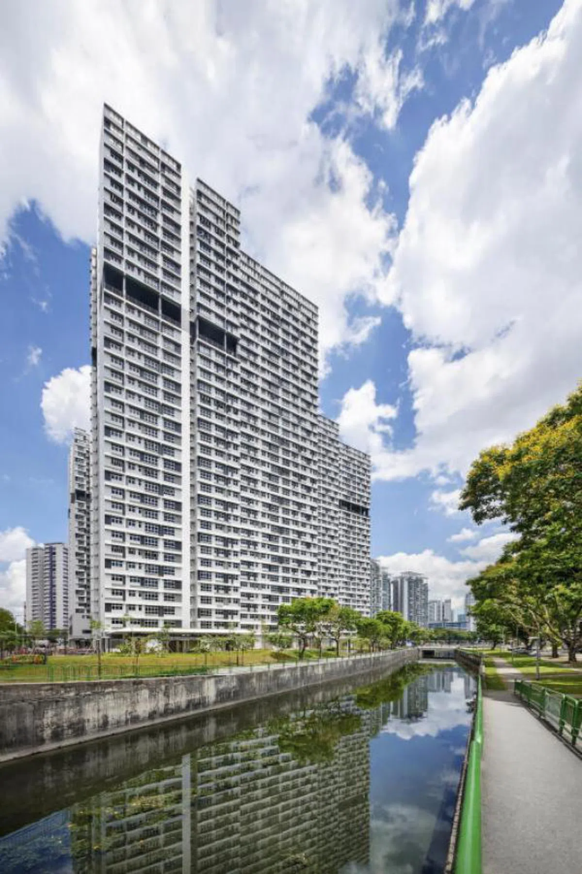  耸立在黄埔河旁的预购组屋项目St George’s Towers，独特的外墙设计令人印象深刻。（LOOK Architects提供） 