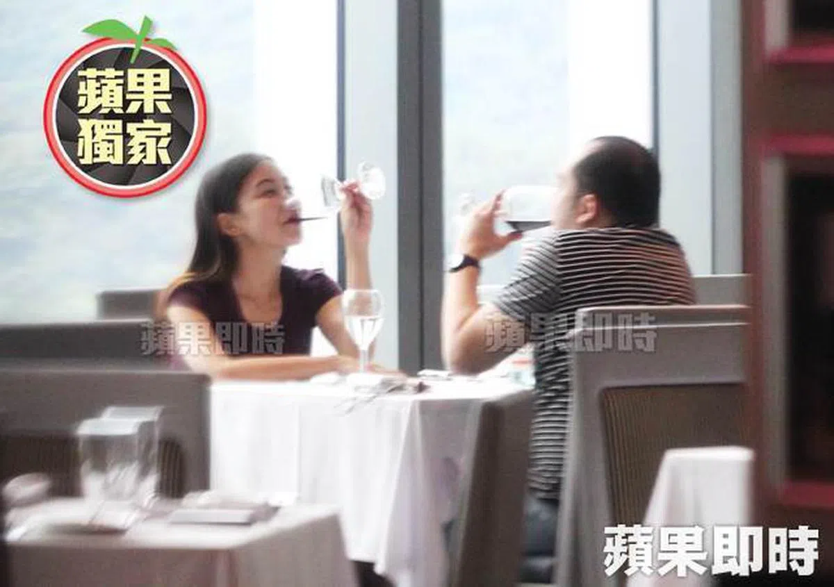  纳兹夫丁和张东晴先到高级牛排馆亲密用餐，开了至少两瓶高档红酒。（苹果日报） 