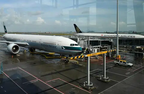新航（右）与国泰航空是亚太区数一数二的航空公司。（海峡时报）