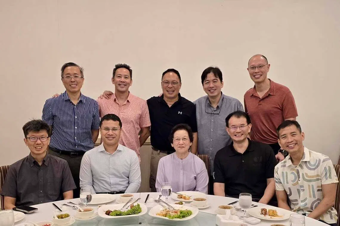 李智陞（前排左二）和郑老师（前排左三）及昔日同窗一起共进午餐。